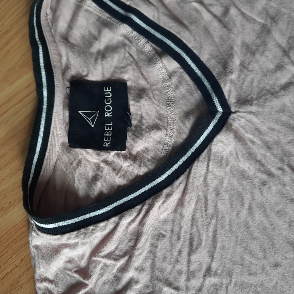 ✨️3/10$✨️V-neck tee - Picture 2 of 5